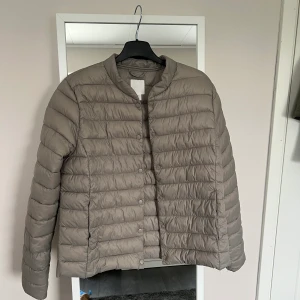 Beige jacka  - Säljer denna snygga jackan från h&m💗 väldigt bra skick! I storlek 40 men den är liten i storleken, brukar ha s och den passar mig. Pris kan diskuteras💗 hör av dig vid frågor eller om du är intresserad!