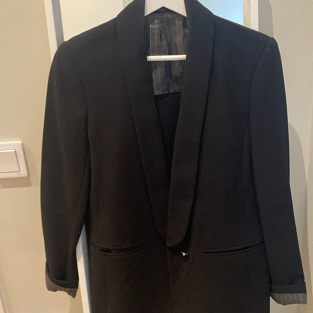 Black Topshop blazer with cuff detail and waist tie. Jackor.