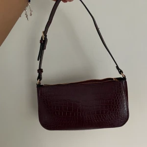 Röd väska - En mörkare röd väska som är använd Max 2 gånger så alltså i väldigt bra skick ❤️‍🔥 