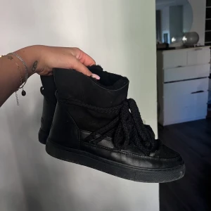 Inuikii  - Säljer mina svarta Inuikii vinterskor i storlek 37 då de tyvärr inte kommit till användning sedan jag köpte de förra vintern. Använda fåtal gånger så i väldigt bra skick. Köpta på Nelly för 2600kr