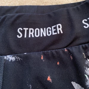 250 Stronger byxor stl xs - Säljer mina strongerbyxor för 450kr, dem är andväda och är i fortfarande bra skick. Sömnen har släppt upp lite ner vid benet  men inget hål:)