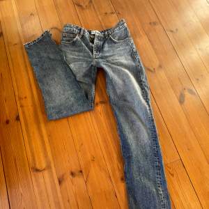 low/midwaist jeans från zara som är lite för långa för mig. Innerbenslängd är 83 cm, stl 36💕