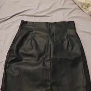 Storlek 34 - Säljer en fin skinnkjol ifrån H&M. Aldrig använd. Köparen står för frakten 💕📦