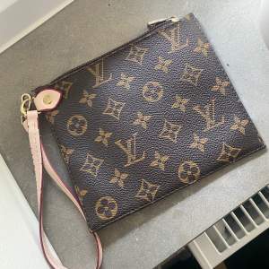 En mini Louis Vuitton plånbok  Kan ej säga om den är äkta eller inte för köpte den begagnat utan kvitto   Kan fraktas 🌸