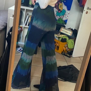 ”Batik” byxor  - SUUUPERFINA byxor/trousers med bootcut! Yttersta tyget är i mesch men själva byxan man har på sig är i mjukt bekvämt material. Köpköp! 