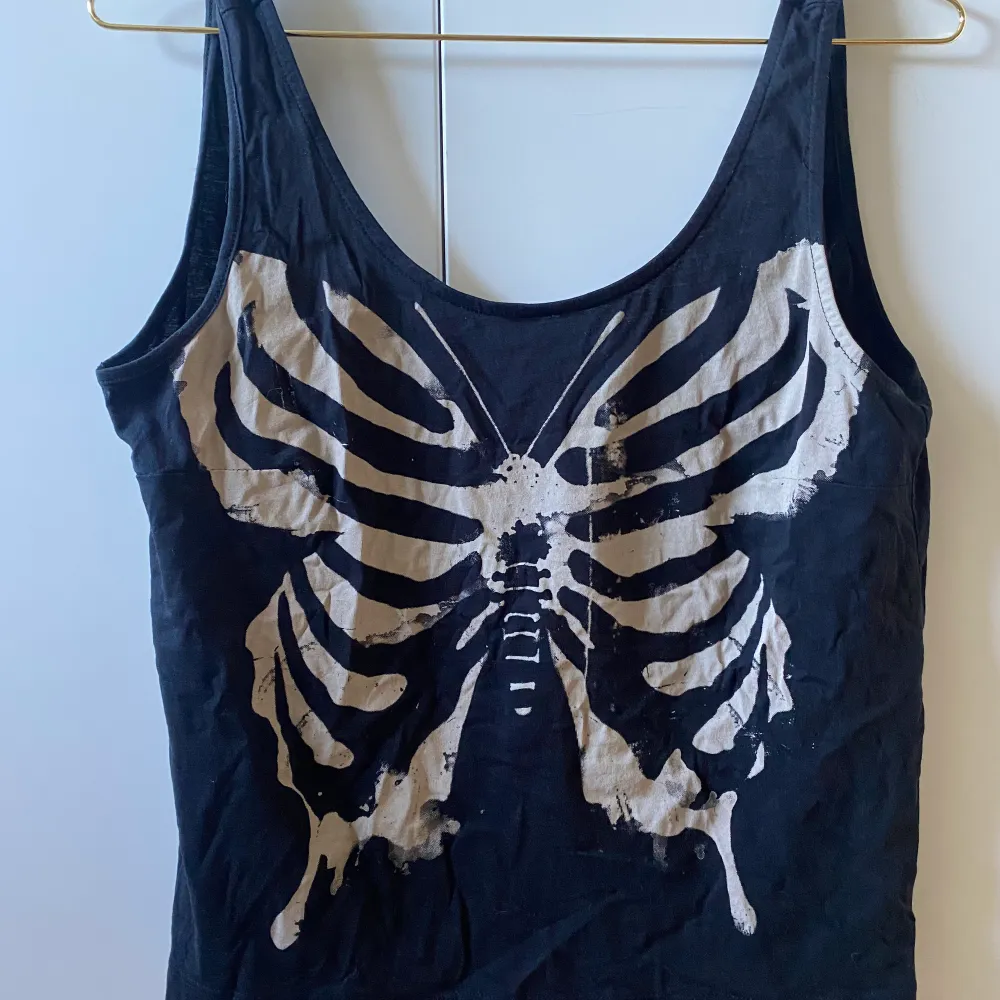Väldigt coolt fjärilsskelett-linne från Gina Tricot med öppen rygg. Tyvärr inte kommit till användning. 🦋🖤. Toppar.