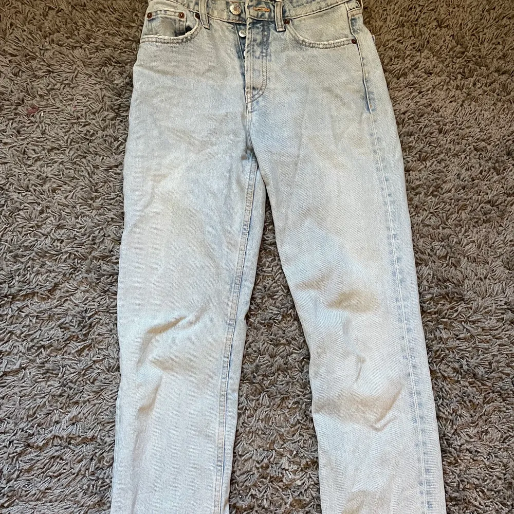 ett par zara straight mid rise jeans i ljusblå🤍använder aldrig därav säljer jag dom🫶🏼. Jeans & Byxor.