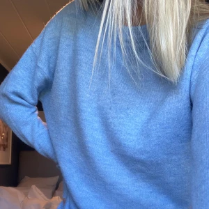 stickad tröja - blå stickad tröja, supermjuk och inte alls stickig. sparsamt använd!💙