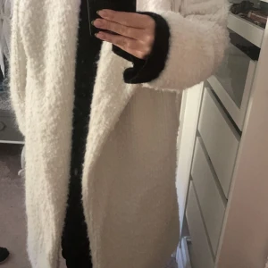 32 - Säljer denna så fina kappan då jag inte får användning för den. Lite stor på mig som är 163