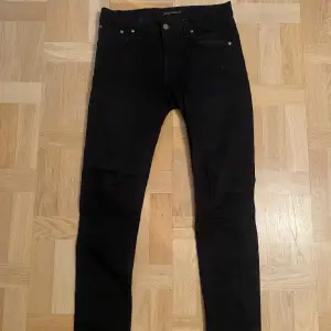 Min brorsa säljer dessa snygga svarta jeans från Nudie. Knappt använda i storlek W31 L34 🖤Lean Dean heter modellen i färgen Dry Ever Black. Skriv vid funderingar😊 