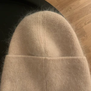 Mössa - Mössa från cenui, aldrig använd men säljer för den satt lite för tight på mig! Färgen beige❤️
