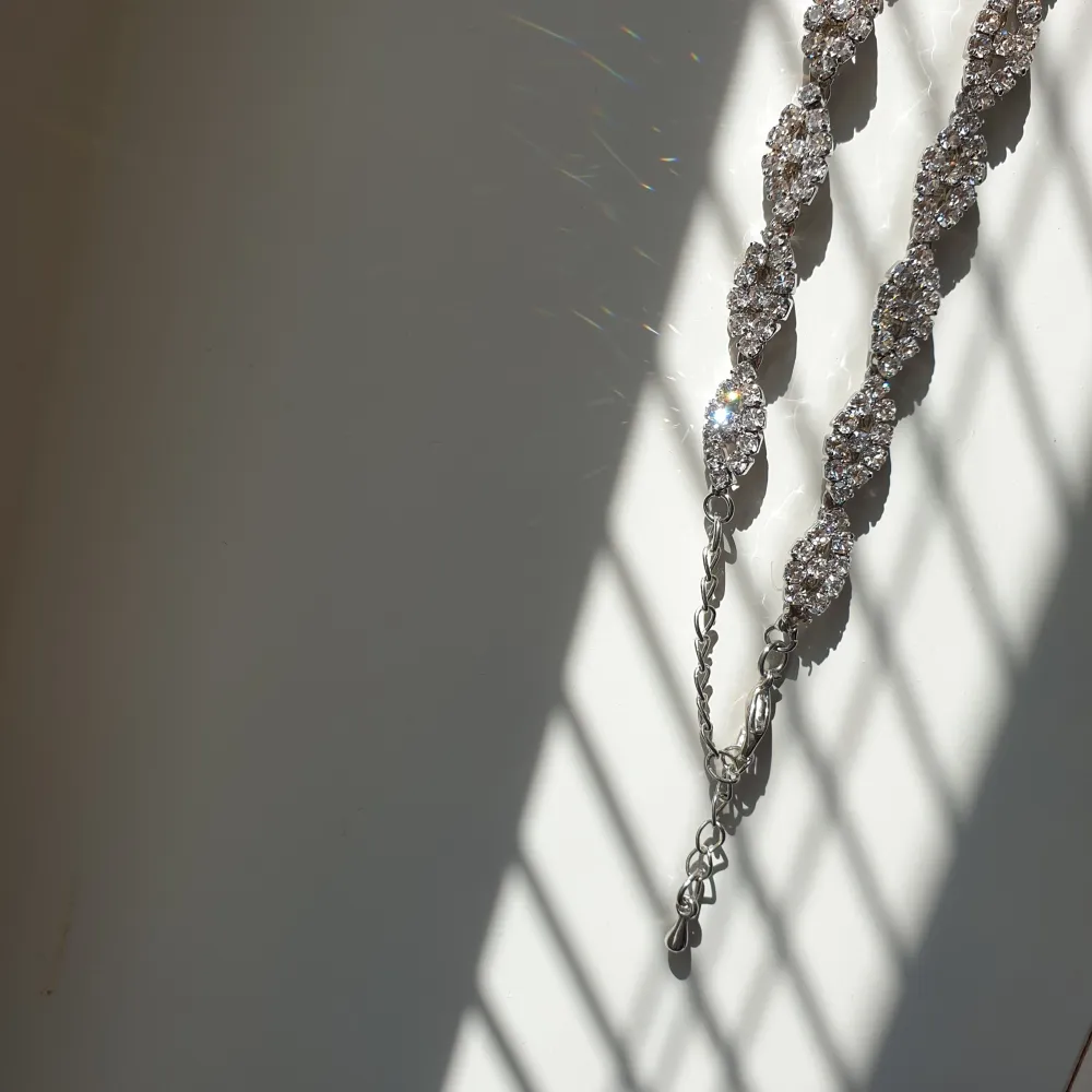 🌸FÖRST TILL KVARN!🌸 Slutsåld vacker halsband från Glitter. En av mina favoriter. Elegant & glittrar så himla mycket😍 Har använt 2 ggr, fint skick! Säljer 150 kr + frakt🌷 Vill bli av med ASAP!. Accessoarer.