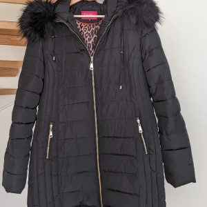 Svart vinterjacka - Lång svart vinterjacka med fake fur. Fin och varm för vintern. Väldigt bra skick, som ny. Storlek 44