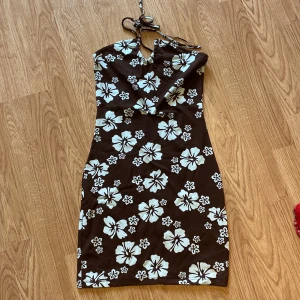 Hm klänning - Fin sommarklänning med halterneck från HM! Storlek XS. Aldrig använd, lappen kvar:) 30kr + frakt