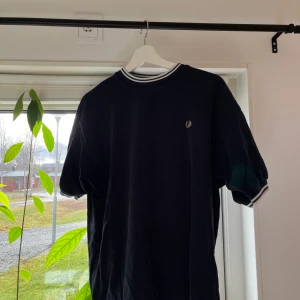 Fred Perry t-shirt - Fred Perry t-shirt storlek M. Sparsamt använd.