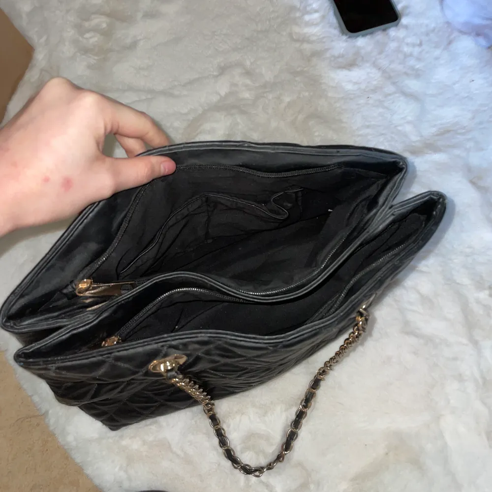 Fin svart handväska. Mycket rymlig trots att den ej är så stor. Passar till allt :). Väskor.