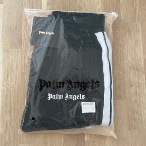 Palm Angels Byxor - Helt nya Palm Angels byxor, man får med allt på bilden. Hör av dig vid yttligare frågor eller om mer bilder önskas 📧 ( Hör av mig snabbare på instagram: oscar.plick)