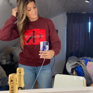 Vinröd sweat från CK - Cool sweat perfekt nu till hösten från CK