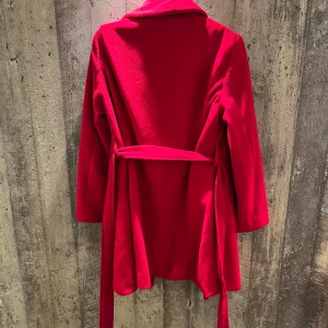 Röd kappa strl s ❤️‍🔥 - Superfin kappa som jag köpt i usa! Kan skicka bild med den på vid behov! Storlek s. ❤️‍🔥