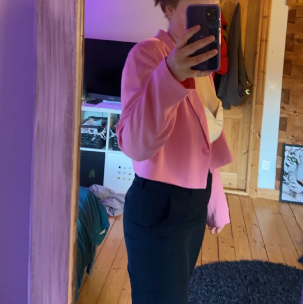 En snygg rosa blazer/kavaj som inte kommer till användning, köp på Gina tricot och är sparsamt använd, minns inte pris men Säljer för 100kr +frakt💗 kan även mötas upp runt om Karlskrona . Kostymer.