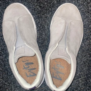 Eytys doja - Grå eytys doja säljes för har inte kommit till användning, väldigt bra skick! Köpta för 1800 säljer för 850💗 påse och låda tillkommer om man vill, pris kan  diskuteras 