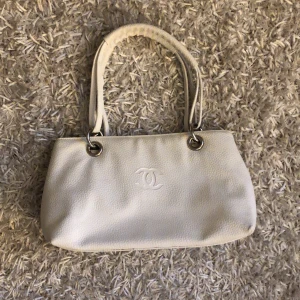 Chanel bag  - Intressekoll! Denna vita Chanel bag med grönt foder. Super fint skick. Ej äkta. Skriv i kommentarerna eller chatten vad ni kan buda för. 