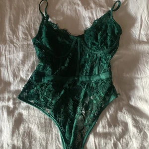 Grön body  - Med prislappen kvar!! Ifrån jfr?