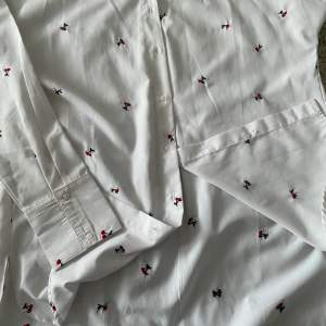 Skön oversize skjorta i bra skick med små körsbär på