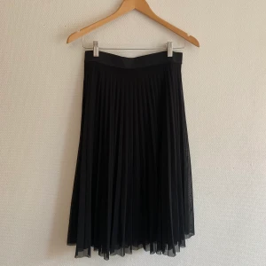 Bershka kjol. Volanger.  - Kjol från bershka. Använd men i fint skick.  Nypris 500