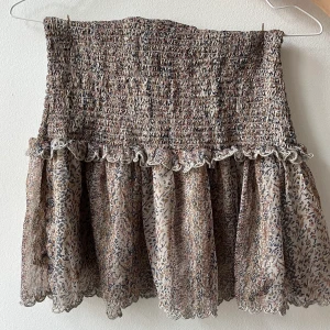 Neo Noir kjol - Beige mönstrad neo noir kjol i bra skick  Passar allt från xs-m