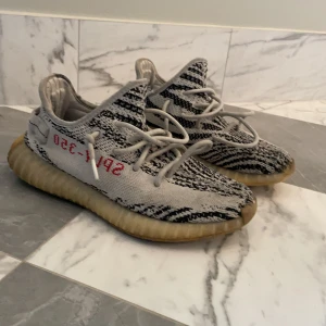 Yeezys  - Skick 5/10 fina på översidan men slitna i sulan, original låda kommer med.
