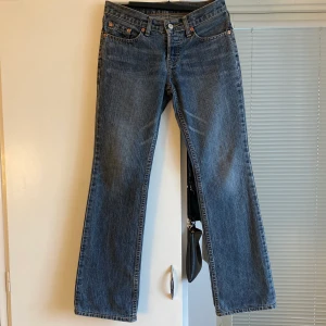 Lågmidjade jeans från levis - En par as snygga lågmidjade jeans från Levis!! Skit snygg färg och jätte snygga jeans! Passar inte mig som har 27 i weekday jeans men längden är perfekt för mig som är 160/161