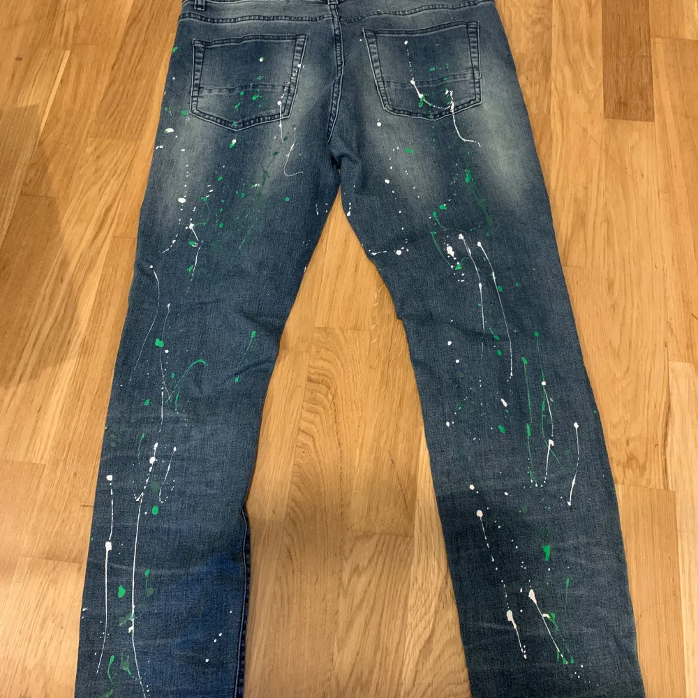 Herr jeans från Fashionnova helt nya med tag kvar, storlek 34 300kr. Jeans & Byxor.