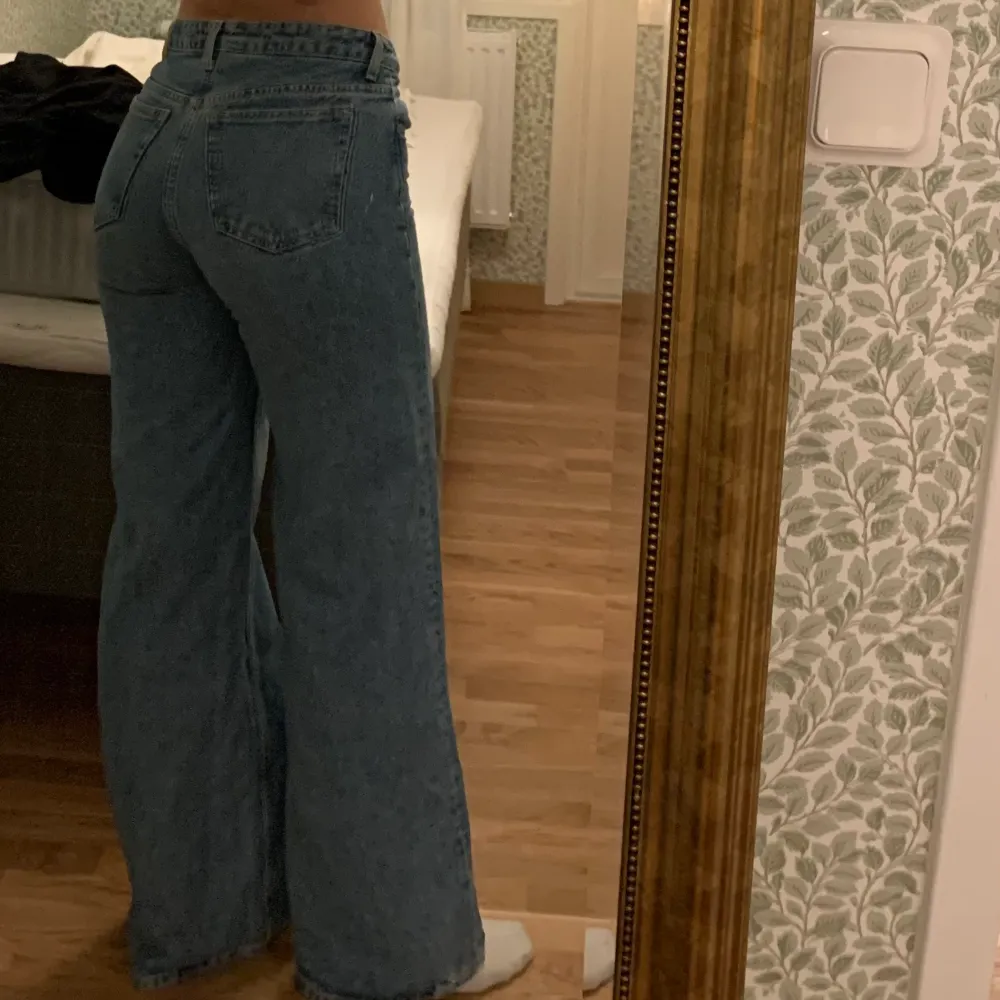 BETALNING ENDAST VIA SWISH! Det Weekday jeans, storlek 26/32 - mycket bra skick! 💕💕köptes för 500kr. Jeans & Byxor.