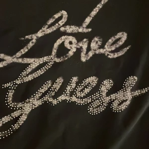 T-shirt  -  t-shirt från guess med ass coolt tryck och stenar/rhinestones! Aldrig använd❤️tryck inte på köp nu skriv till mig om du är intresserad!
