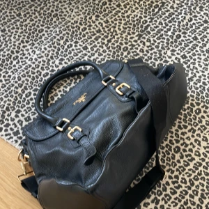 Prada väska svart  - Prada väska svart fått dem men aldrig använt 