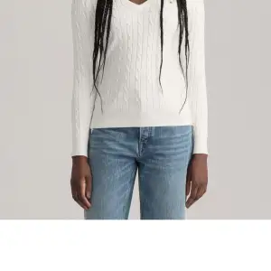Säljer nu den här knappt använda fina kabelstickade tröjan, inköpt hos Gant i Mall of S.🤍Nypris 1.400kr  Hör av er vid frågor eller intresse.🥰  Har rensat min garderob så kika gärna på mina övriga annonser.😍  