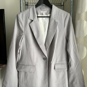 Grå blazer - Grå blazer i rak och lite oversized modell. Som ny!!! Från H&M. Djerf Avenue vibes helt klart 💙Använd endast en gång!!!