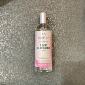 Glowing cherry blossom - Jätte härligt doftande parfym från the bodyshop. Helt oanvänd, säljer då jag har dubbletter.  Nypris: 225kr. Pris kan diskuteras 😄
