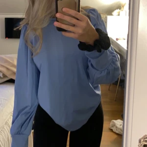 Blå tröja - En fin blå tröja med fina detaljer ifrån vero moda i storlek xs