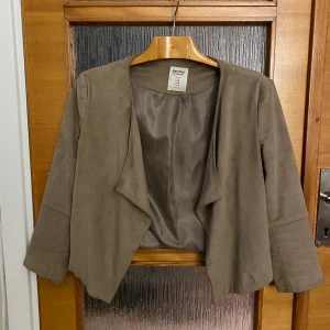 Jacka/ kavaj - Jacka i mockaliknande material. Jag har själv använt den både till vardags och även i mer uppklädda sammanhang.