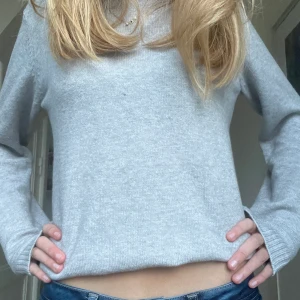 Tröja - Denna super fina populära ljusgråa tröjan från vila. Säljer pågrund av att den aldrig kom till användning. Endast provad. Perfekt med en varm stickad tröja nu till hösten. Tveka inte att skriva för flera bilder eller något du undrar över❤️