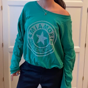 Cool grön tröja med tryck!💚 - Supersnygg med coolt tryck! Fint skick S/M