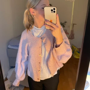 Stickad kofta - En supersöt ljusrosa stickad kofta från zara💖(storlek L men passar så bra på mig som är S/M)