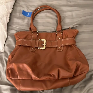 Brun väska - Jättefin brun väska, köpt på sellpy. I bra skick men säljer pga att den var för stor för min smak.🫶🏼 köparen står för frakten