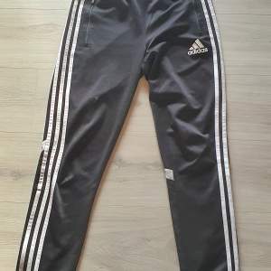 Kommer inte ihåg namn på modellen  Adidas originals med raka smala ben. Clumacool Stl 14 men som Medium Ben innerben 78 cm Midja 72 cm resår och dragsko Fickor Obs! Finns en limfläck från superlim! 