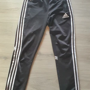 Adidas byxor black white träningsbyxa stl M - Kommer inte ihåg namn på modellen  Adidas originals med raka smala ben. Clumacool Stl 14 men som Medium Ben innerben 78 cm Midja 72 cm resår och dragsko Fickor Obs! Finns en limfläck från superlim! 