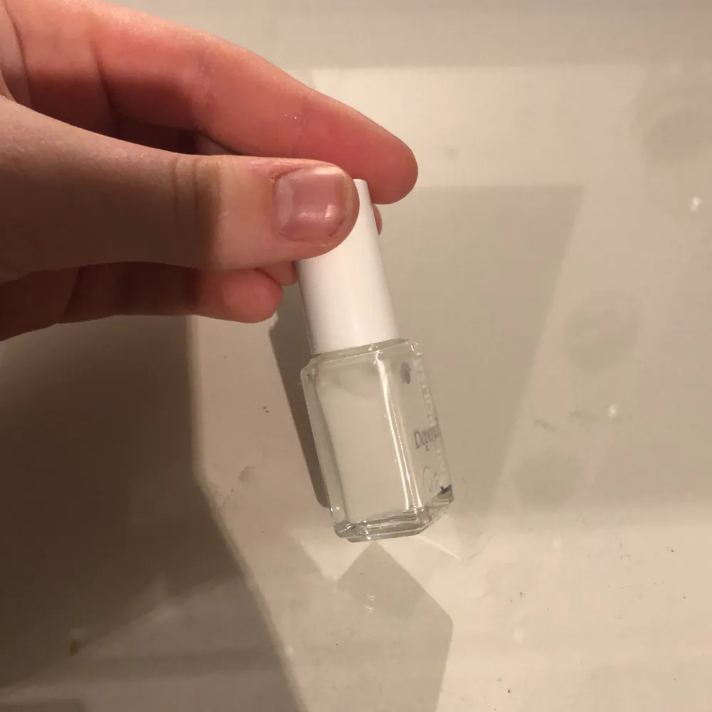 Säljer detta nagellack från depend. Färgen är vit. Aldrig använt. Köpt för 59 säljer för 20+frakt . Accessoarer.