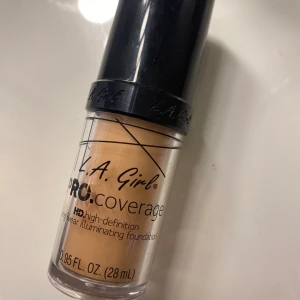 L.A. Girl PRO Coverage foundation. -  L.A. Girl pro coverage foundation.  den är öppnad men aldrig använd i ansiktet. Den är testad på handen och färgen passade inte mig då jag är blek som ett spöke. FÄRG:  Natural. Köpte för 129kr.  📖 Fraktas eller möts upp i Vänersborg ❤️ Videobevis ordnas