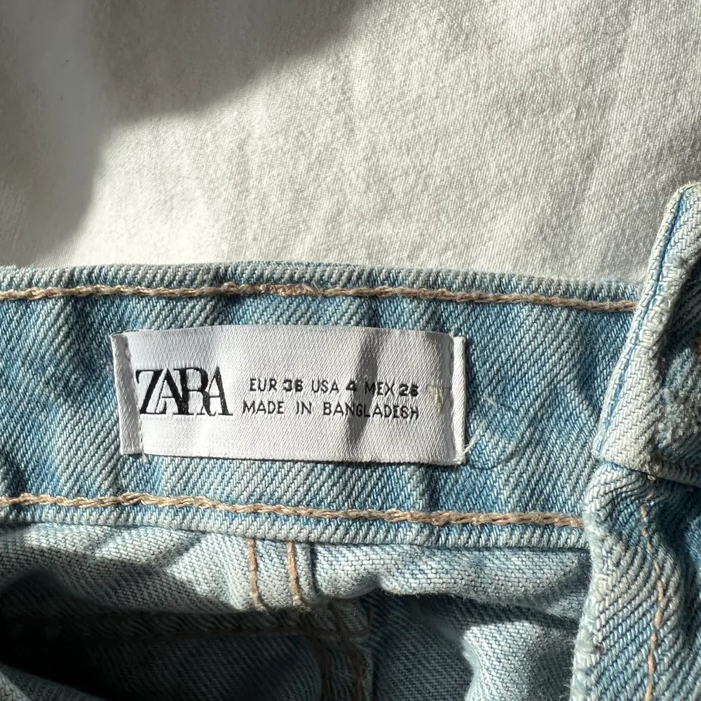 Snygga jeans ifrån zara som tyvärr inte kommit till användning, perfekt i längden på mig som är ungefär 161 cm🫶🏻. Jeans & Byxor.